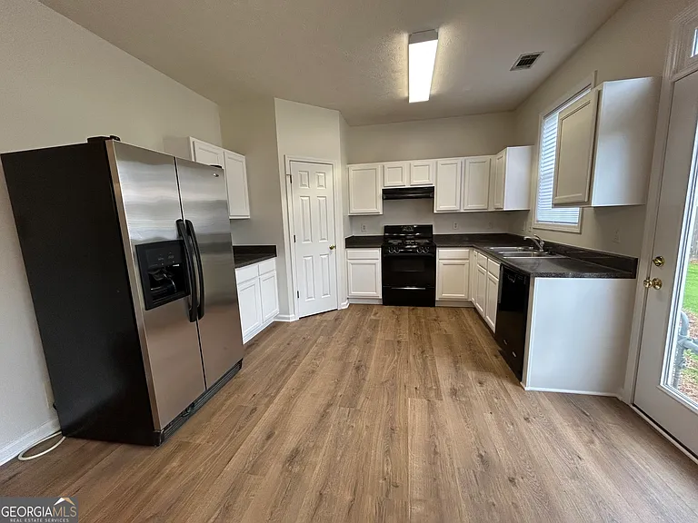 3051 Kentmere Dr — Photo 5