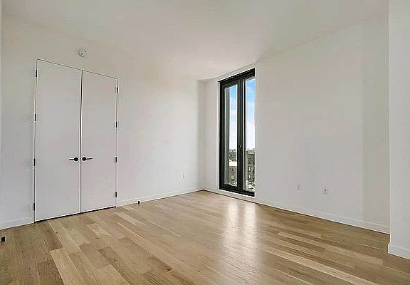 4th image of 329 Broadway #805