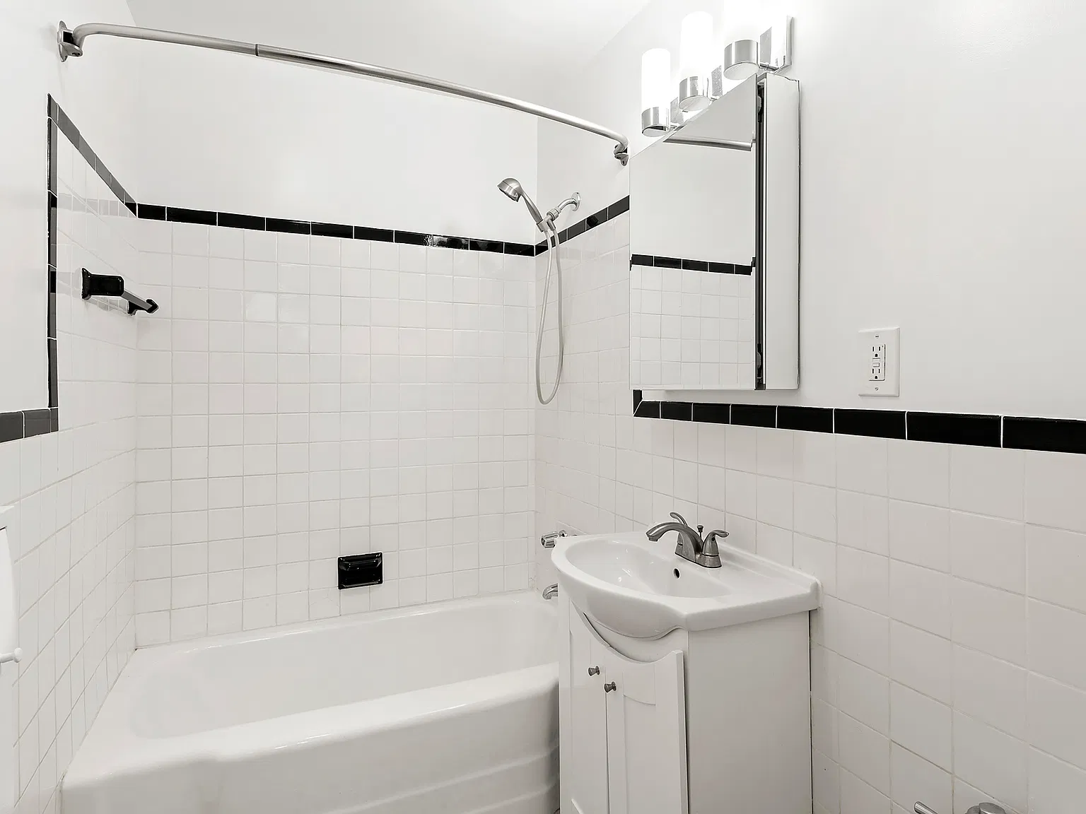 165 Christopher Street — Photo 4