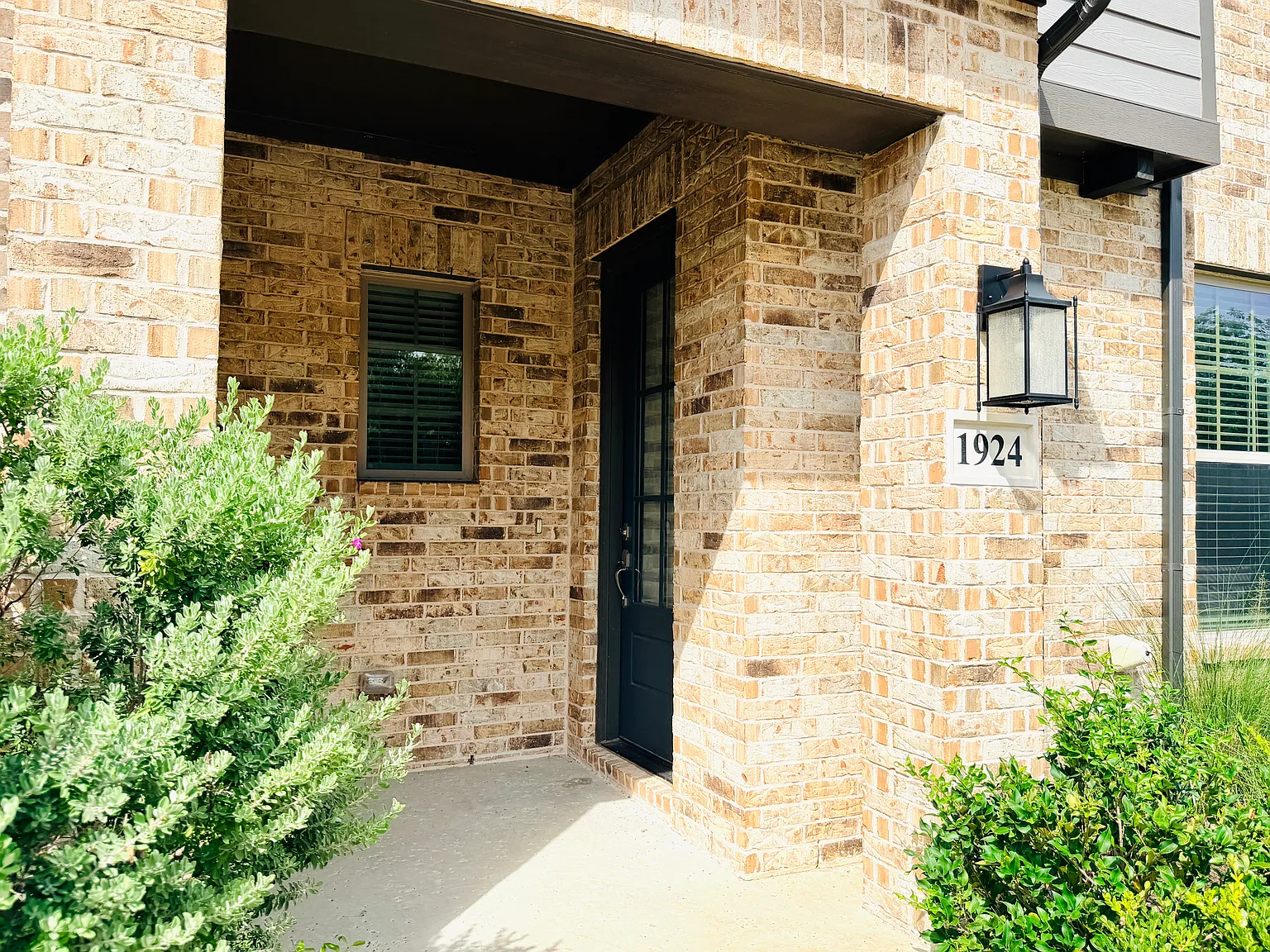 3 bed, 1886 sqft, $2,700 — Photo 2