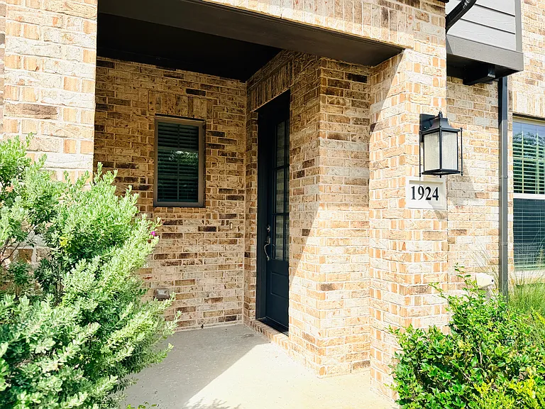 1924 McClane Dr — Photo 2