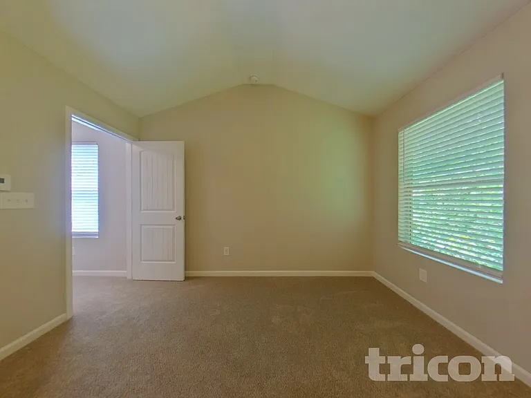333 Daffodil Dr — Photo 6
