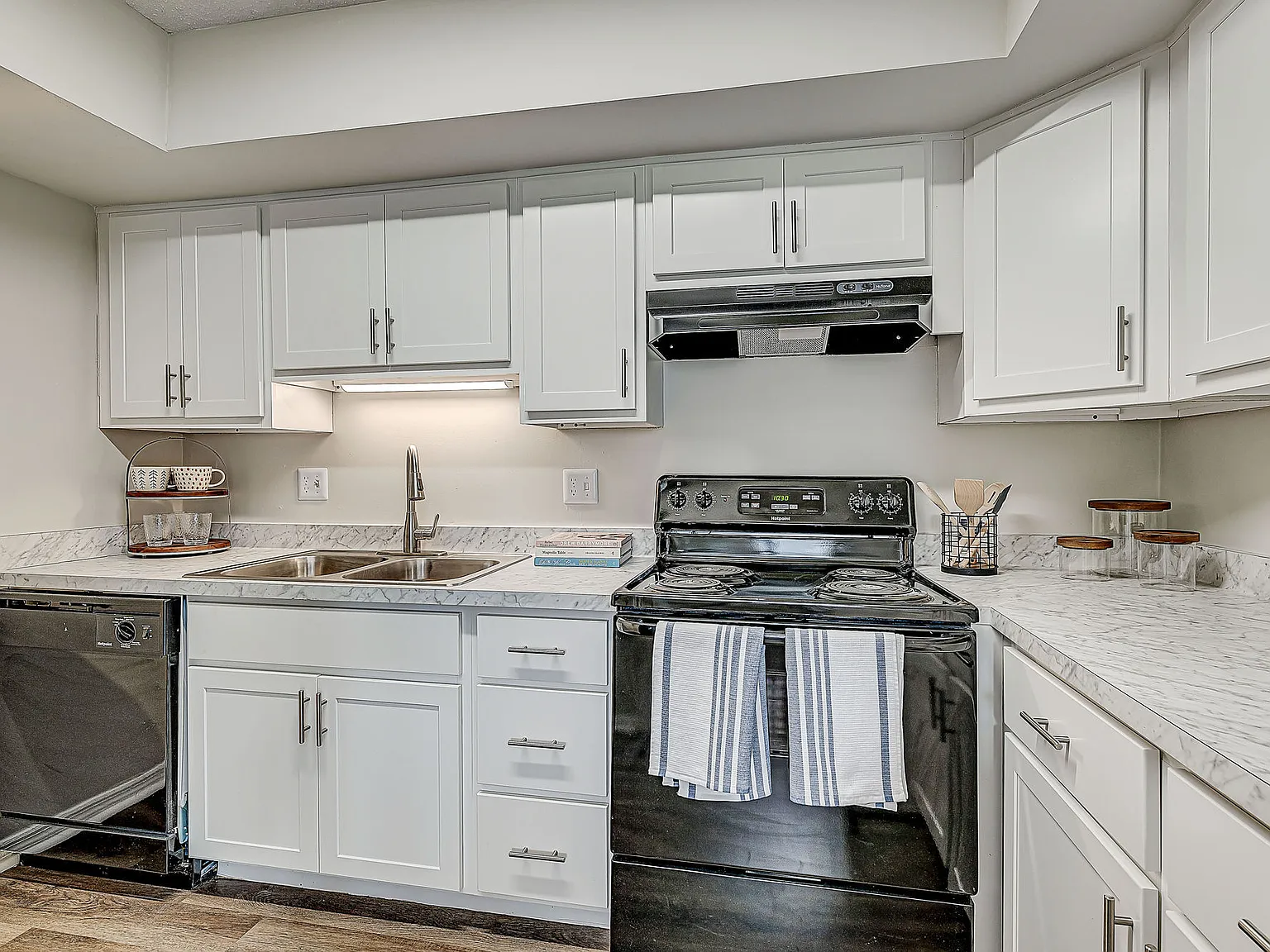 Stonehedge Apartments — Photo 1