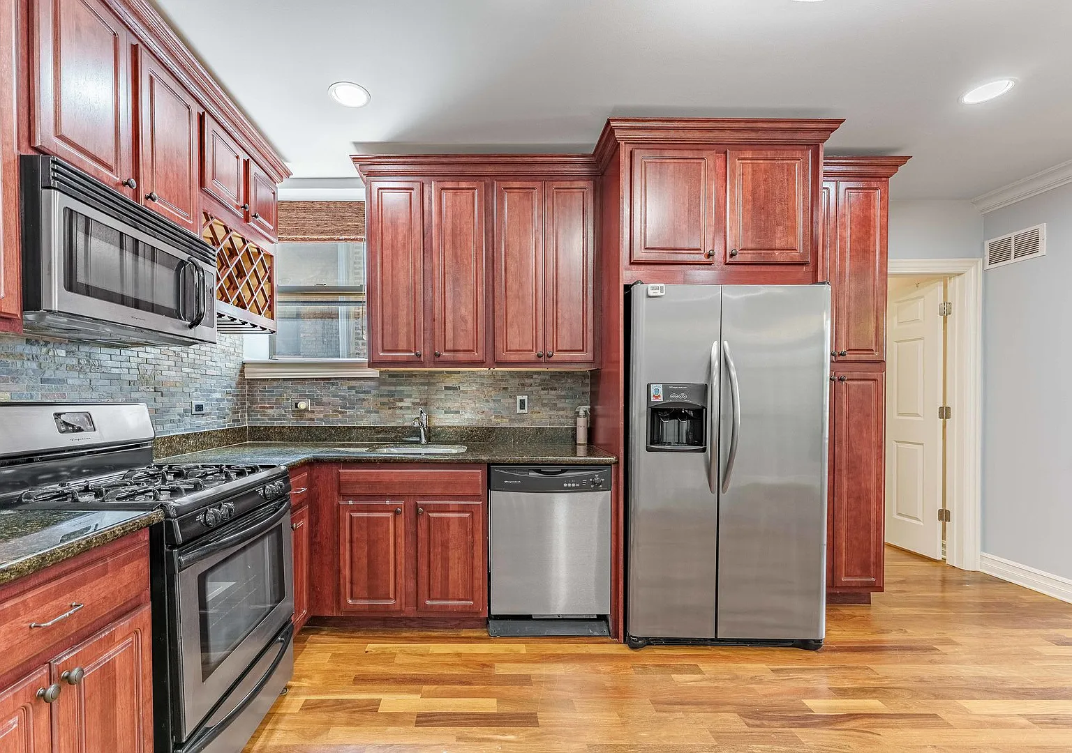 3 bed, 1200 sqft, $2,900 — Photo 3