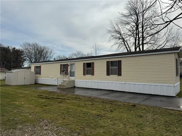 110 Hawthorne Dr, Albion, NY 14411