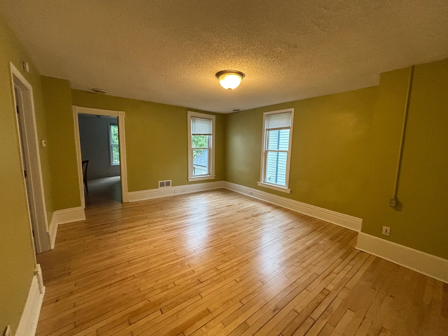 3 bed, 1115 sqft, $2,200 — Photo 2