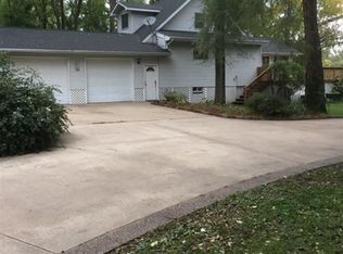 18680 Riverside Rd, Dubuque, IA 52001