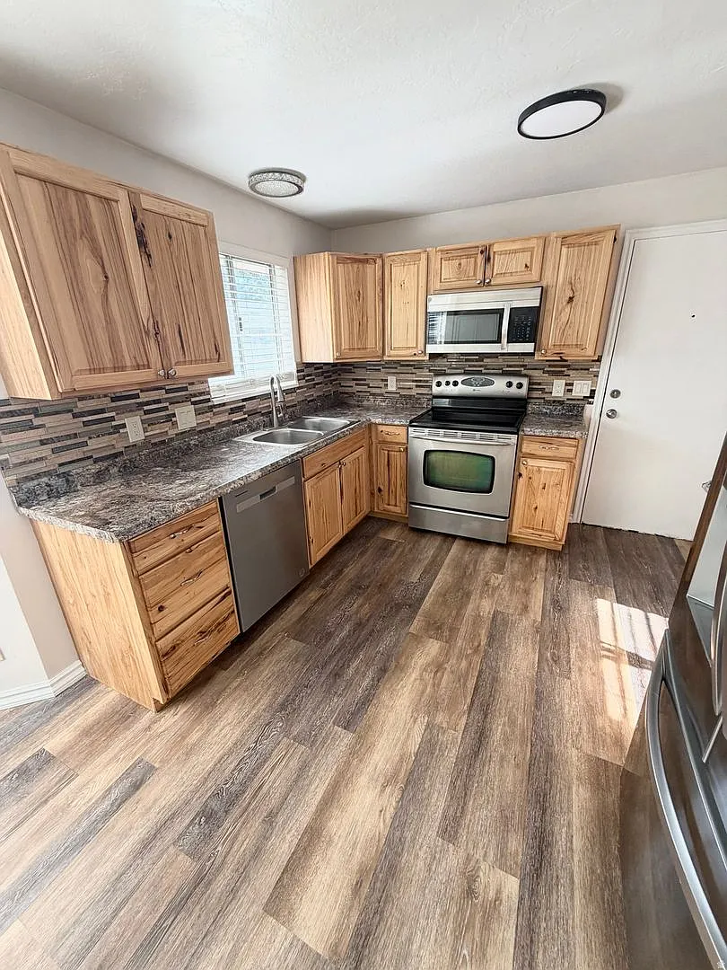 Spacious 2-Bedroom Upstairs Unit in Sandy — Photo 3