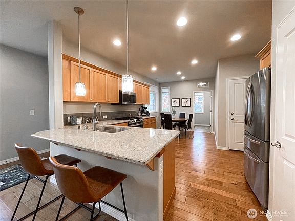 4th image of 4958 Orcas Street NE