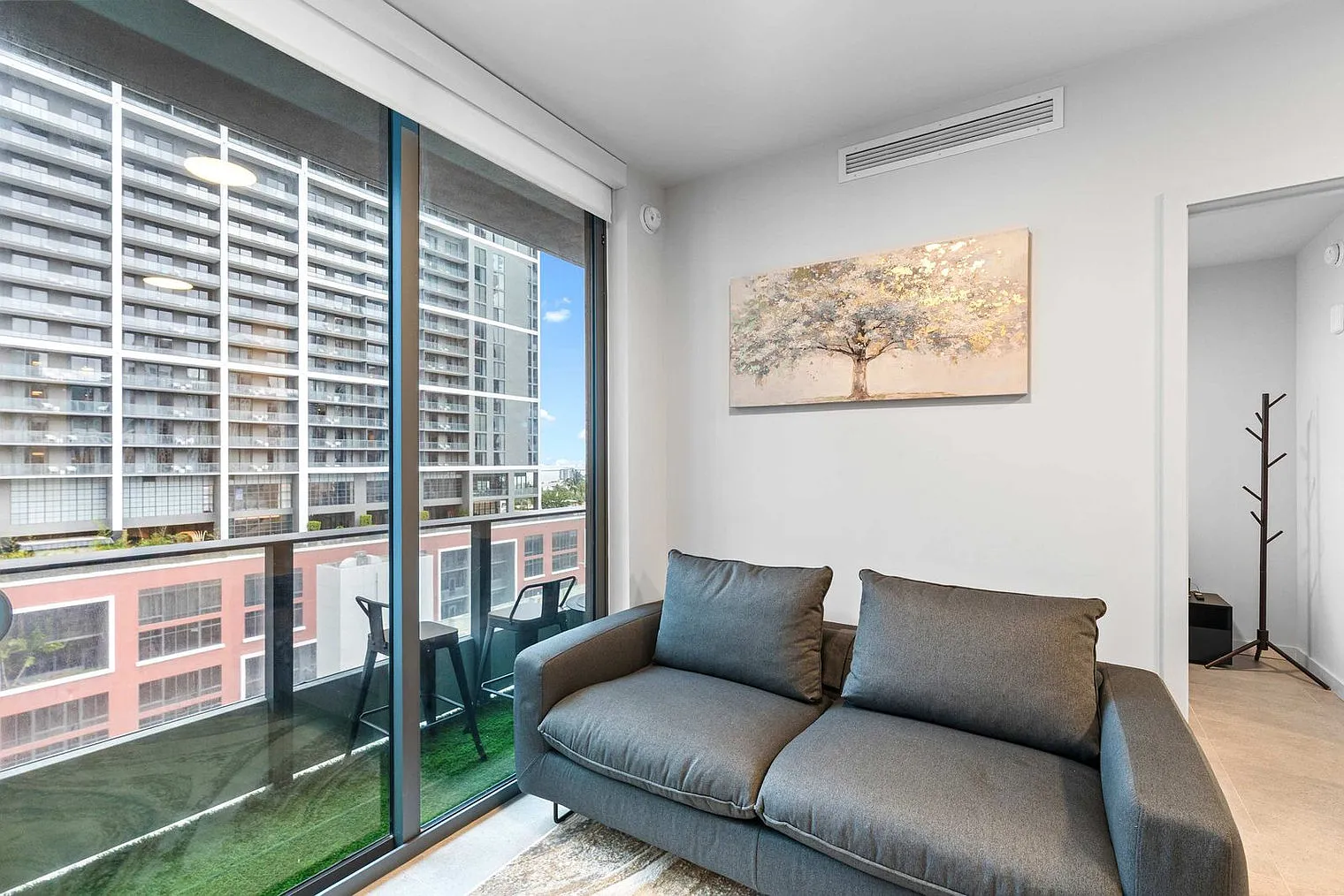 1 bed, 2.0 bath, 592 sqft, $2,688 — Photo 2