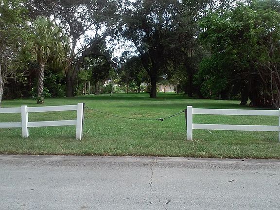 Private Entrance to park