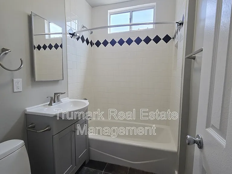 429 W Garfield Ave — Photo 4