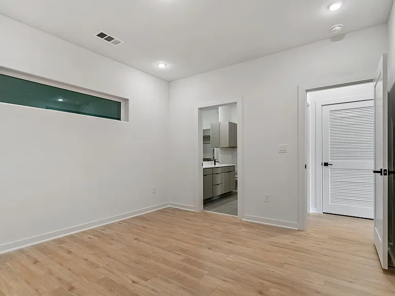 100 W Mockingbird Ln — Photo 15
