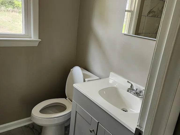 215 W Davis St — Photo 3