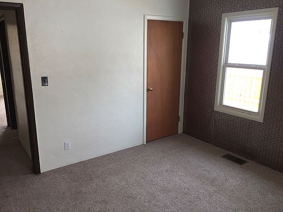 4th image of 427 6th Ave N