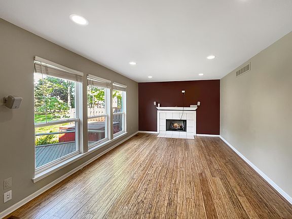 3rd image of 7562 Greenway Ln