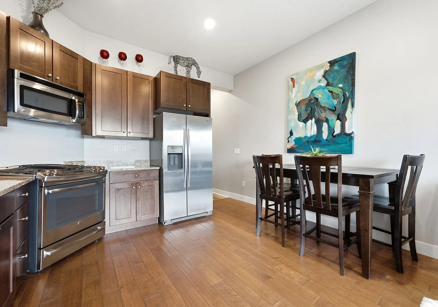 Fully Furnished Newpark Townhome - 1 car Garage - 6 Months up to 1 Year Lease — Photo 4