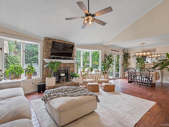 5th image of 95 Patchogue Drive