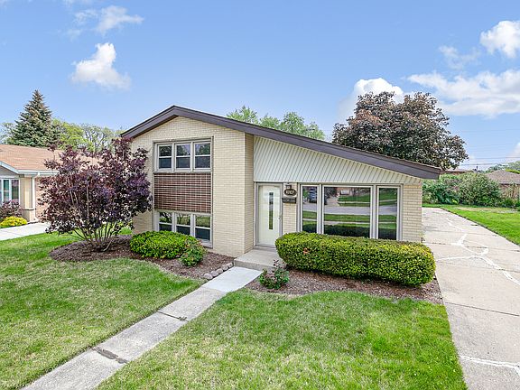 3rd image of 10107 Lawrence Ct