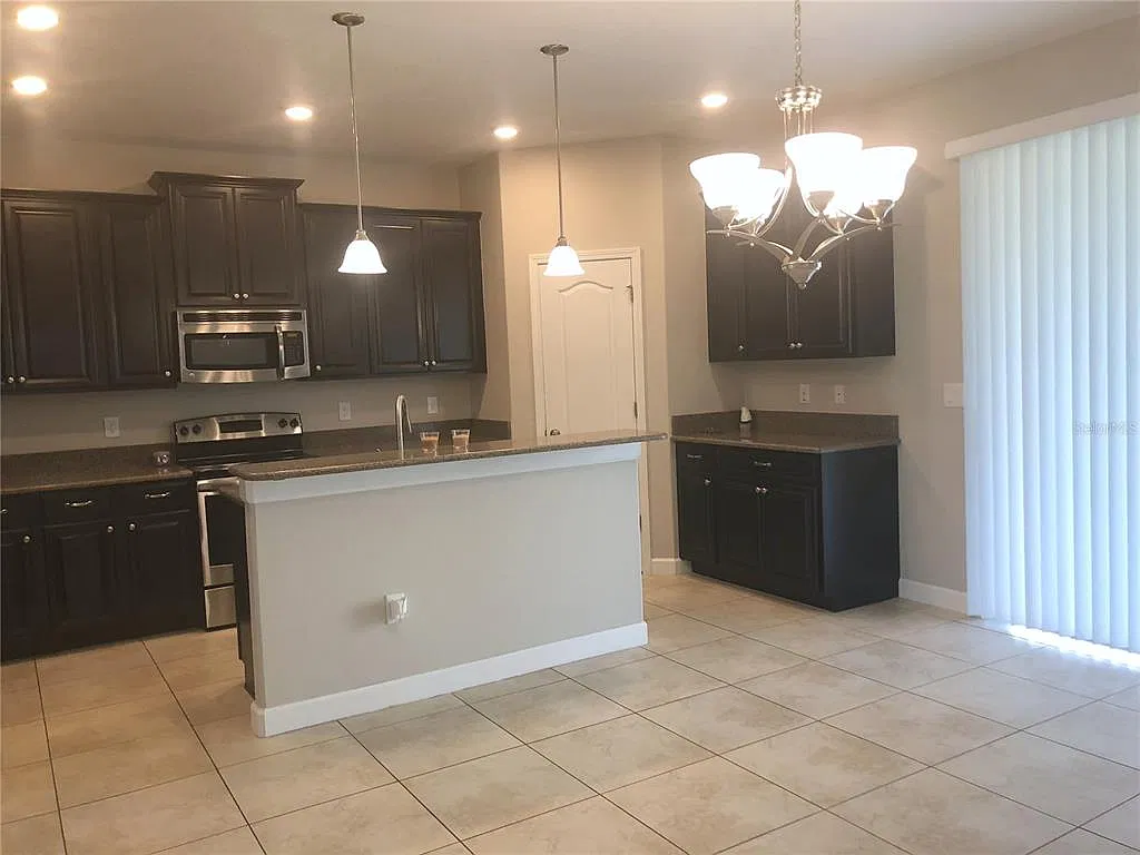5 bed, 3.5 bath, 3488 sqft, $3,750 — Photo 4