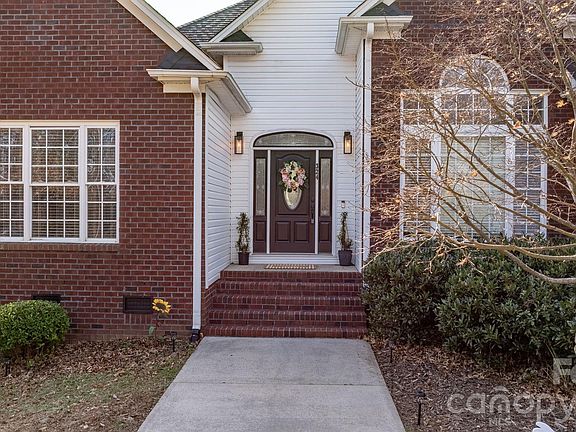 3rd image of 324 Old Hardin Rd