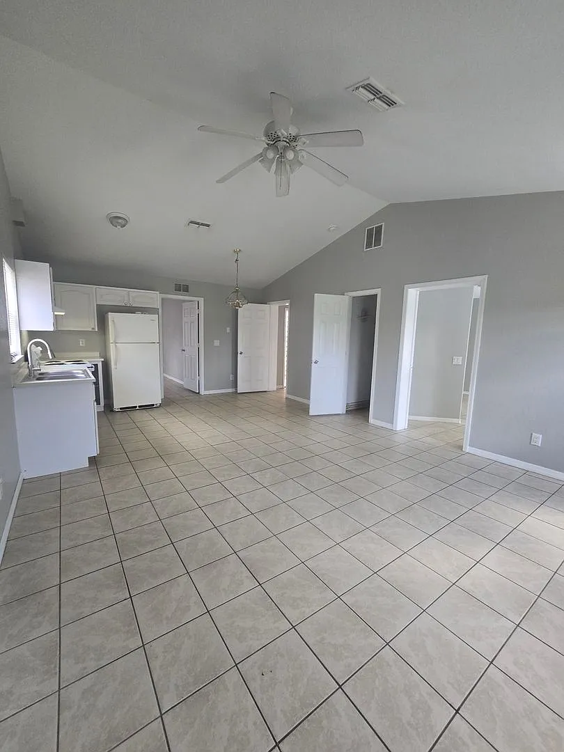 102 Drake St - 2 Bed, 1 Bath For Rent — Photo 3