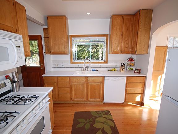 4th image of 2318 Chapala St