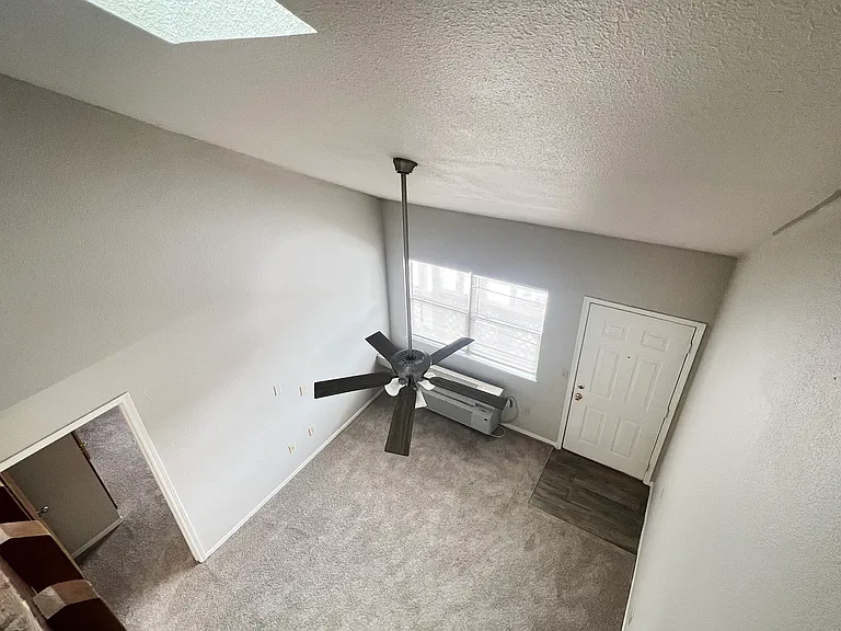2550 N Limestone St — Photo 16