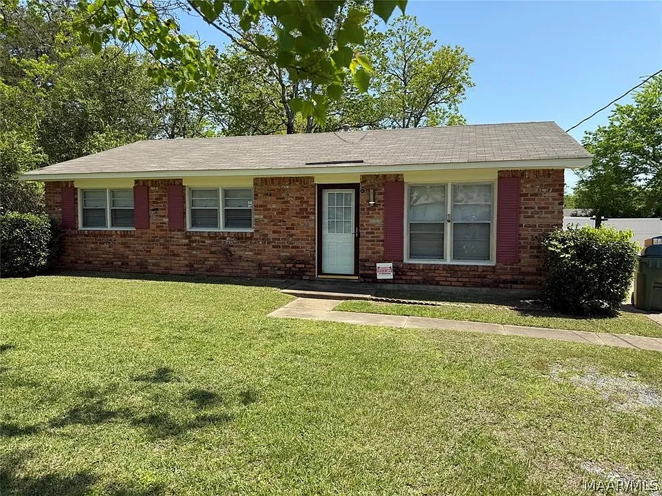 3211 Hackberry Ln
