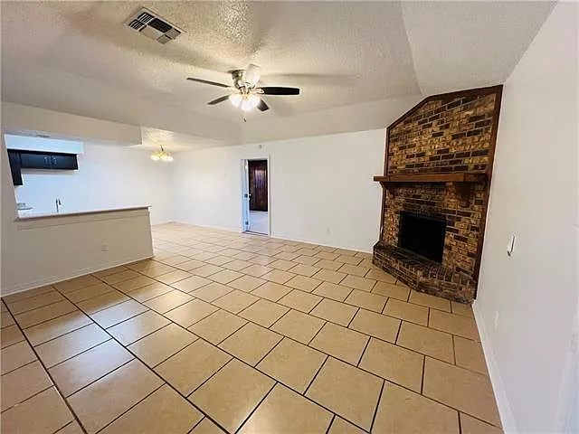 1308 Cambridge Dr — Photo 3