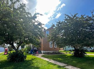 813 W 9th Ave, Oshkosh, WI 54902