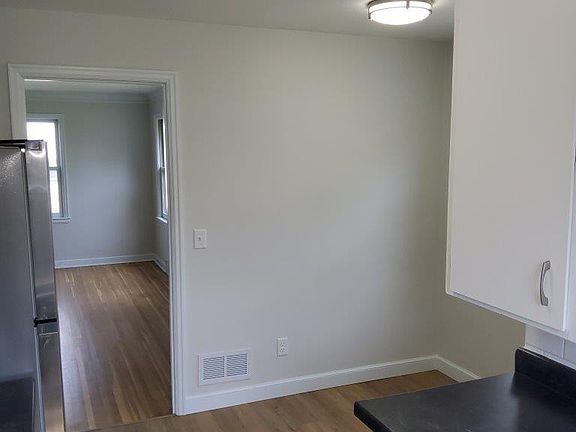 5th image of 7232 Wentworth Ave S