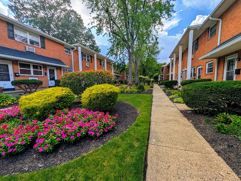 340 Woodlawn Ter #F5 — Photo 1
