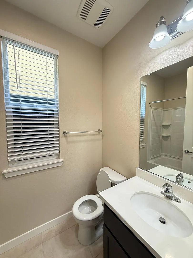 Beautiful Newer 4-Bedroom Home — Photo 4