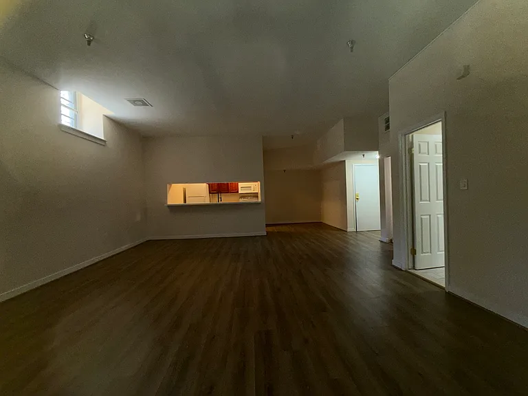 Apt 100 Living room/Dining room