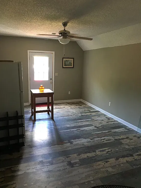 823 Camp Ave — Photo 4