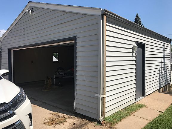 5th image of 2301 S Royce St