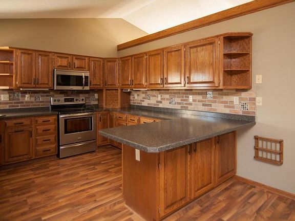 5th image of 928 Sommerset Blvd