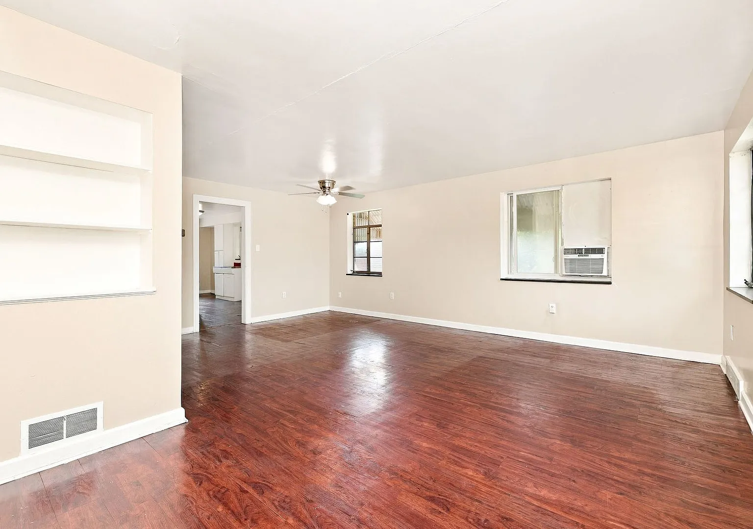 960 Sherwood Dr — Photo 4