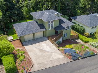 1235 NE Lakewood Dr, Newport, OR 97365