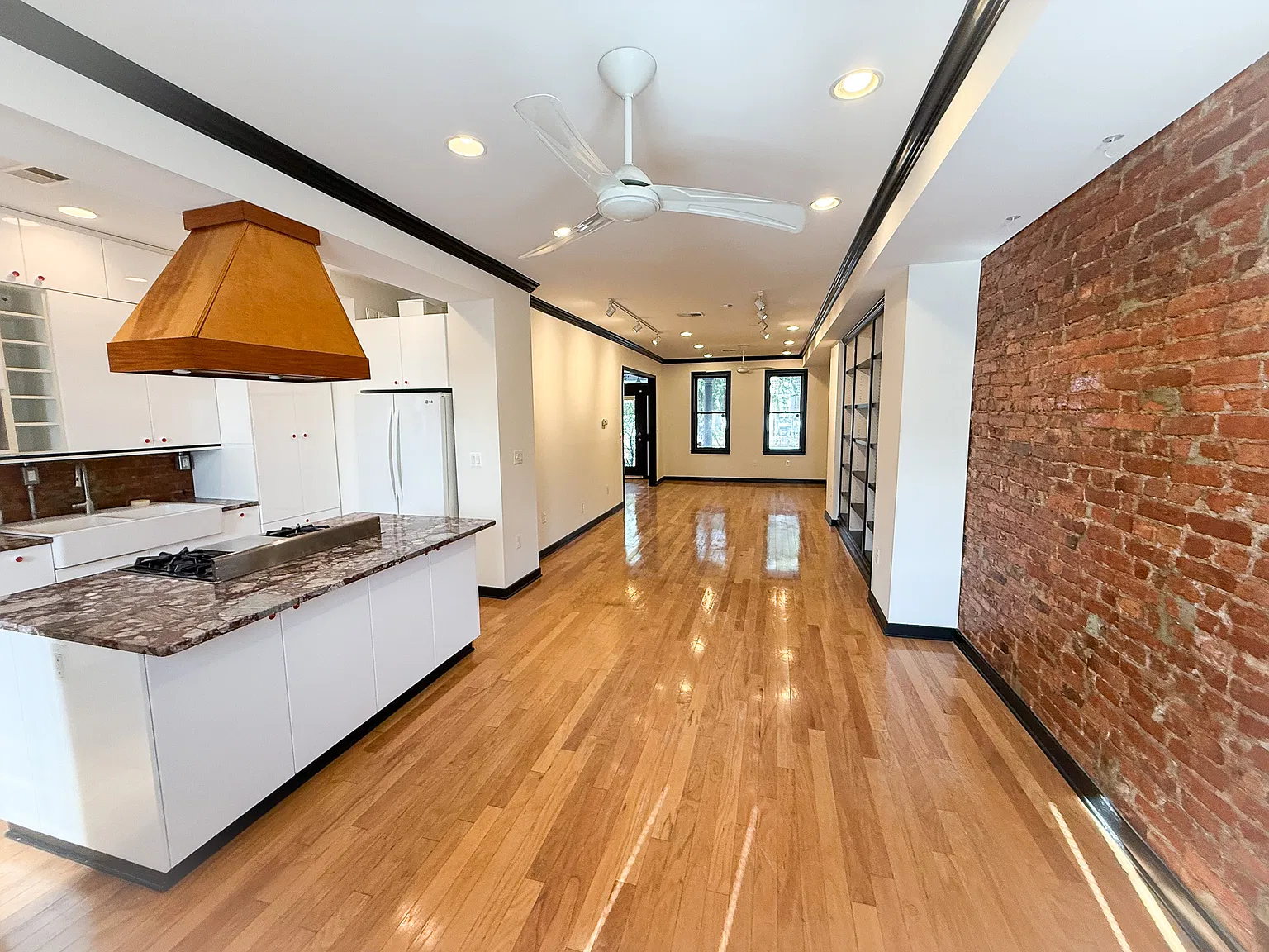 3 bed, 2.5 bath, 1900 sqft, $3,495 — Photo 2