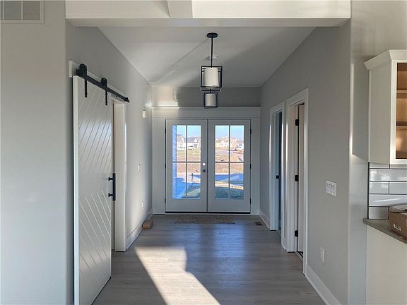 2nd image of 518 Sunset Dr SE