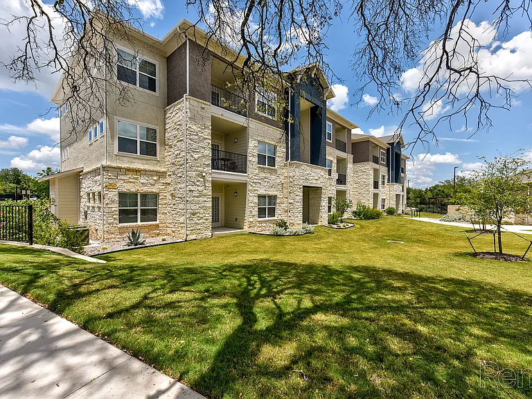 Live Oak — Photo 30