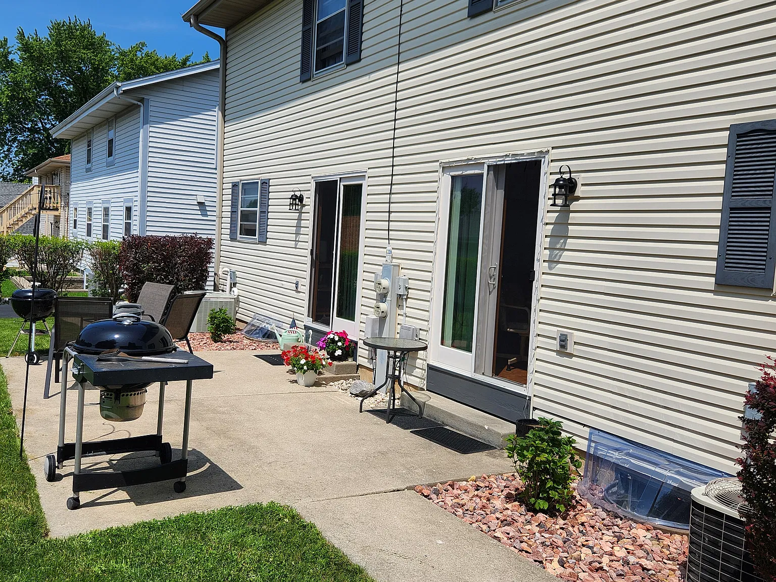 3 bed, 1.5 bath, 1800 sqft, $2,100 — Photo 2