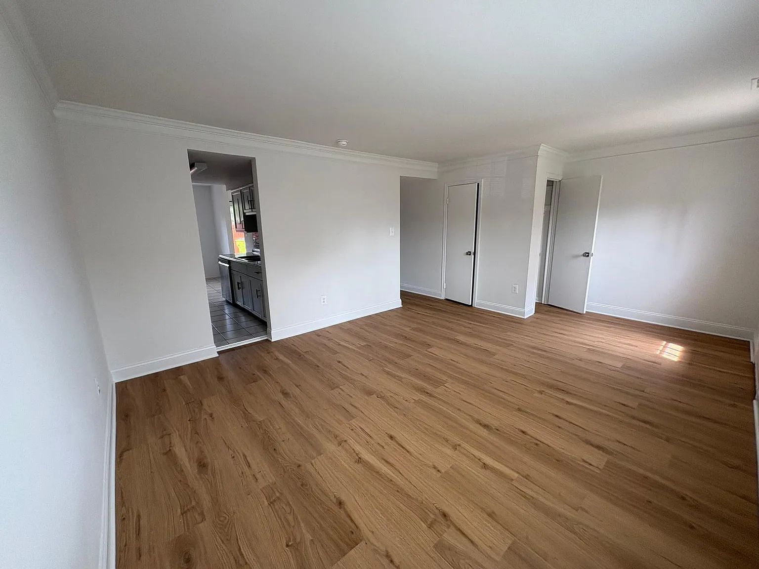 3 bed, 2.5 bath, 1320 sqft, $2,400 — Photo 3