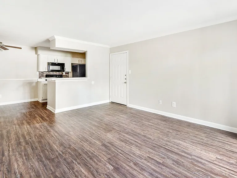 Cambridge Apartments — Photo 8