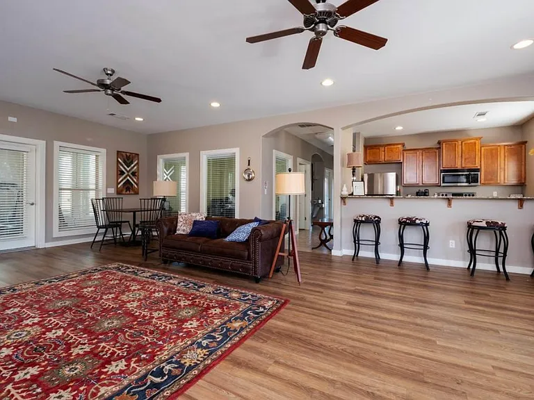 102 Venezia Ln — Photo 27