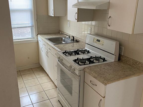 5th image of 11 Roosevelt St APT 2
