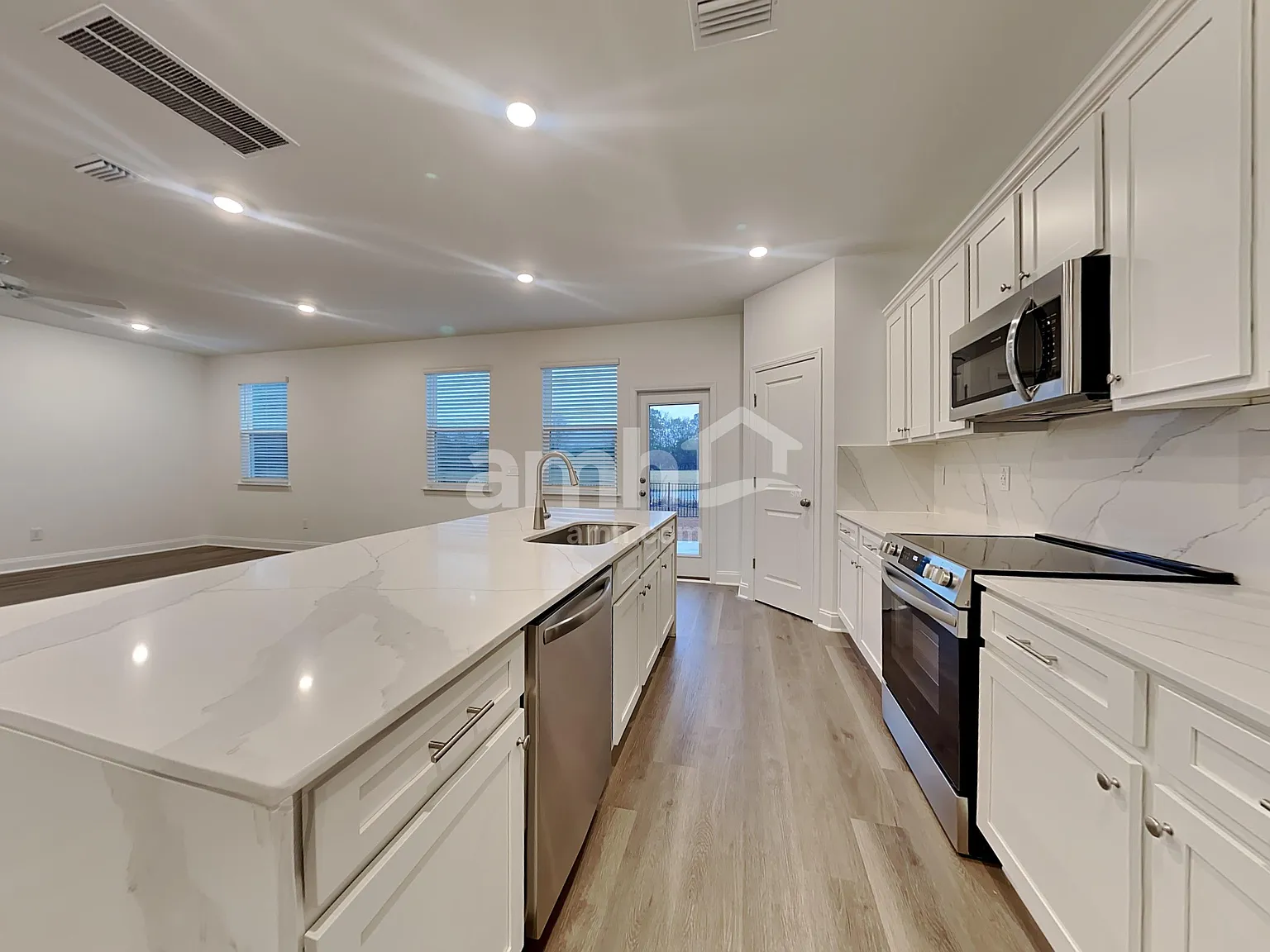4 bed, 2.5 bath, 2241 sqft, $2,670 — Photo 4