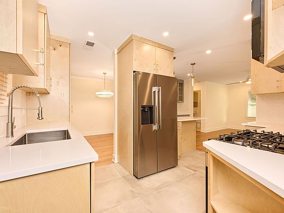 3rd image of 2467 Peachtree Rd NE